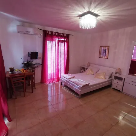 Ilona Apartment *